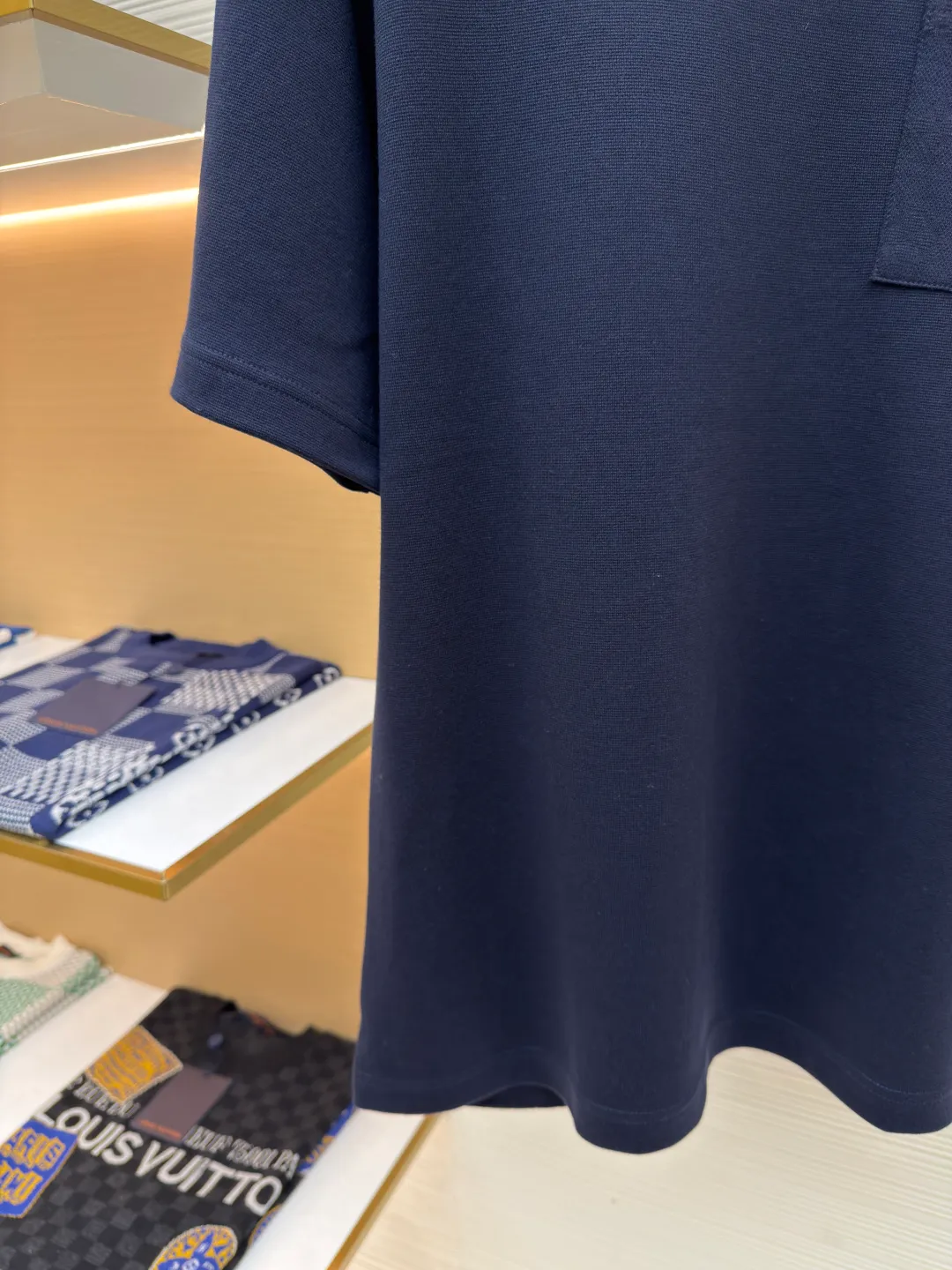LOUIS VUITTON Pocket jacquard short sleeves ●Authentic product: purchased and developed for 8500 ●Item number: 1680349-A35 ●Fabric: pure cotton fabric ●Technology: jacquard knitting ●Version: fitted version ●Weight: about 330 grams ●Size: XS-S-M-L ●Description: Use 18-needle upper and lower cotton jacquard knitted fabric, weight 300g. Disassemble the original version to analyze the type of machine for yarn parameters. Manually count the needles and draw the pattern. The jacquard fabric is woven by Fukuda machine imported from Japan. The solid color part uses an 18-needle double-sided jacquard machine to weave the pique fabric. The jacquard and solid color fabrics are proportioned according to the amount of each piece. The two fabrics are the same The vat dyeing ensures that there is no color difference in the finished fabric. Overflow vat rope dyeing is used. The edge of the finished fabric is over-positioned and the weft adjuster is used to adjust the weft and slant to ensure that the pattern of the finished fabric is consistent with the size of the Y version. The front + sleeves are made of solid pique fabric, and the back pocket is made of jacquard fabric. The pocket letters are centered and positioned to take out the pieces. The thread is made of 40s double-ply cotton yarn and the flat collar is woven on a horizontal machine. The overall wiring is straight and delicate, the fabric is comfortable and soft, and the color is consistent without color difference. It can be matched with the same style to create a fashionable look and control various occasions. Customized accessories, complete with three standards, same style for men and women!